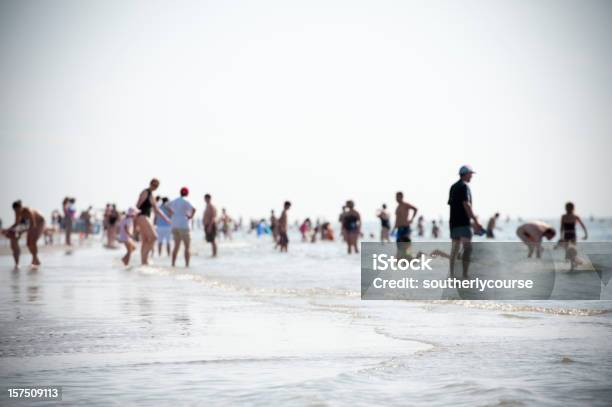 Menschen Am Strand Stockfoto und mehr Bilder von Bildkomposition und Technik - Bildkomposition und Technik, Brandung, Bunt - Farbton