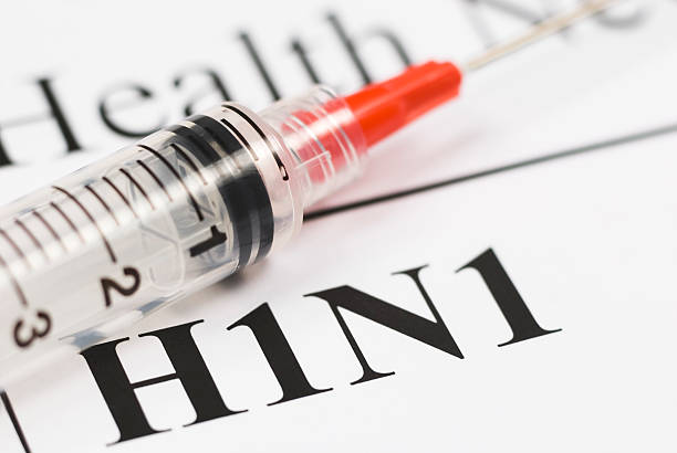 вакцинация от гриппа h1n1 shot close-up (красный шприц)-i - influenza a virus стоковые фото и изображения