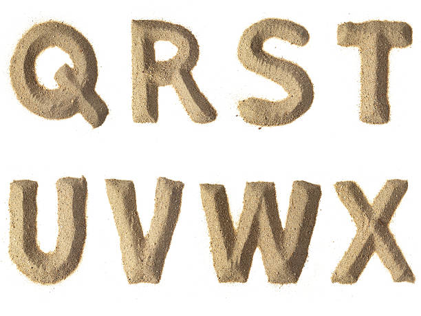 piasek alfabet xxxl - sand text alphabet beach zdjęcia i obrazy z banku zdjęć