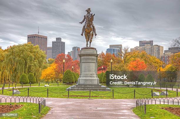 Foto de Jardim Público De Boston No Outono e mais fotos de stock de Boston - Massachusetts - Boston - Massachusetts, Outono, Estátua