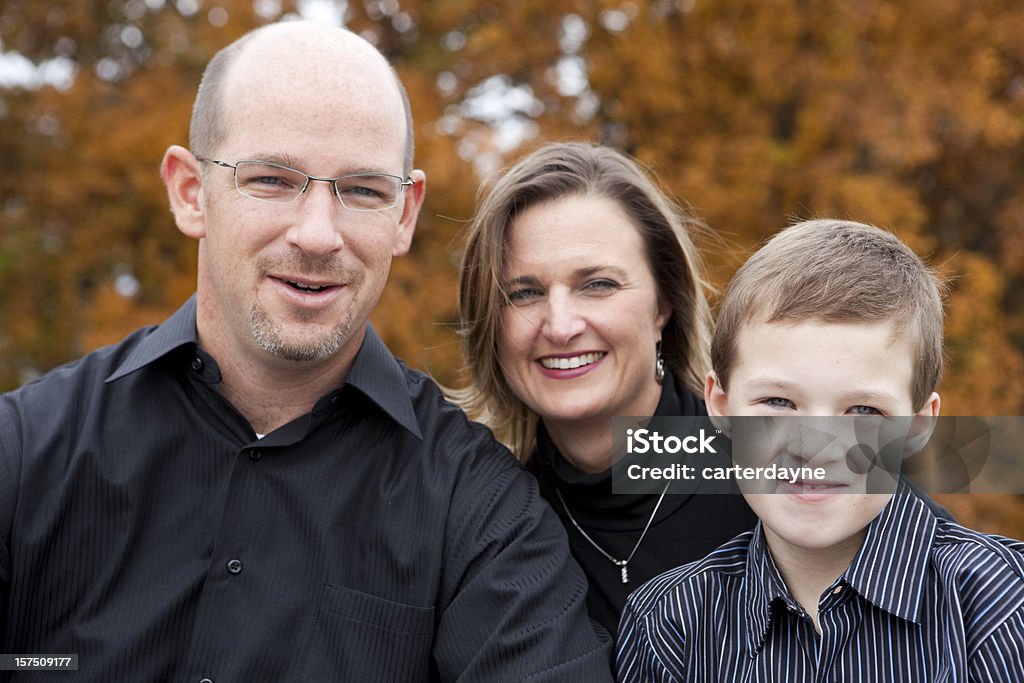 Père, mère et fils, portrait automne Jeune famille - Photo de Adulte libre de droits