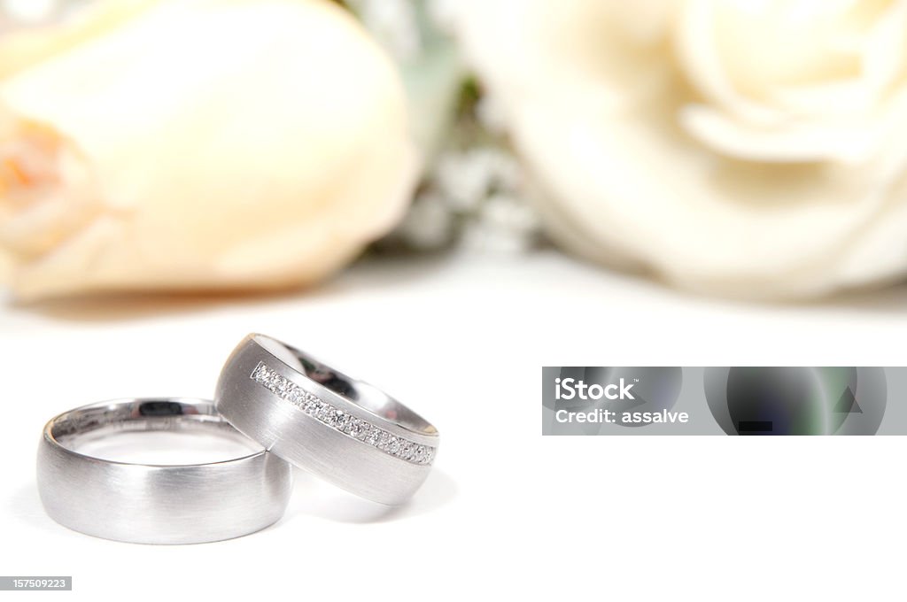 Anillo de boda con rosas blancas - Foto de stock de Invitación de boda libre de derechos