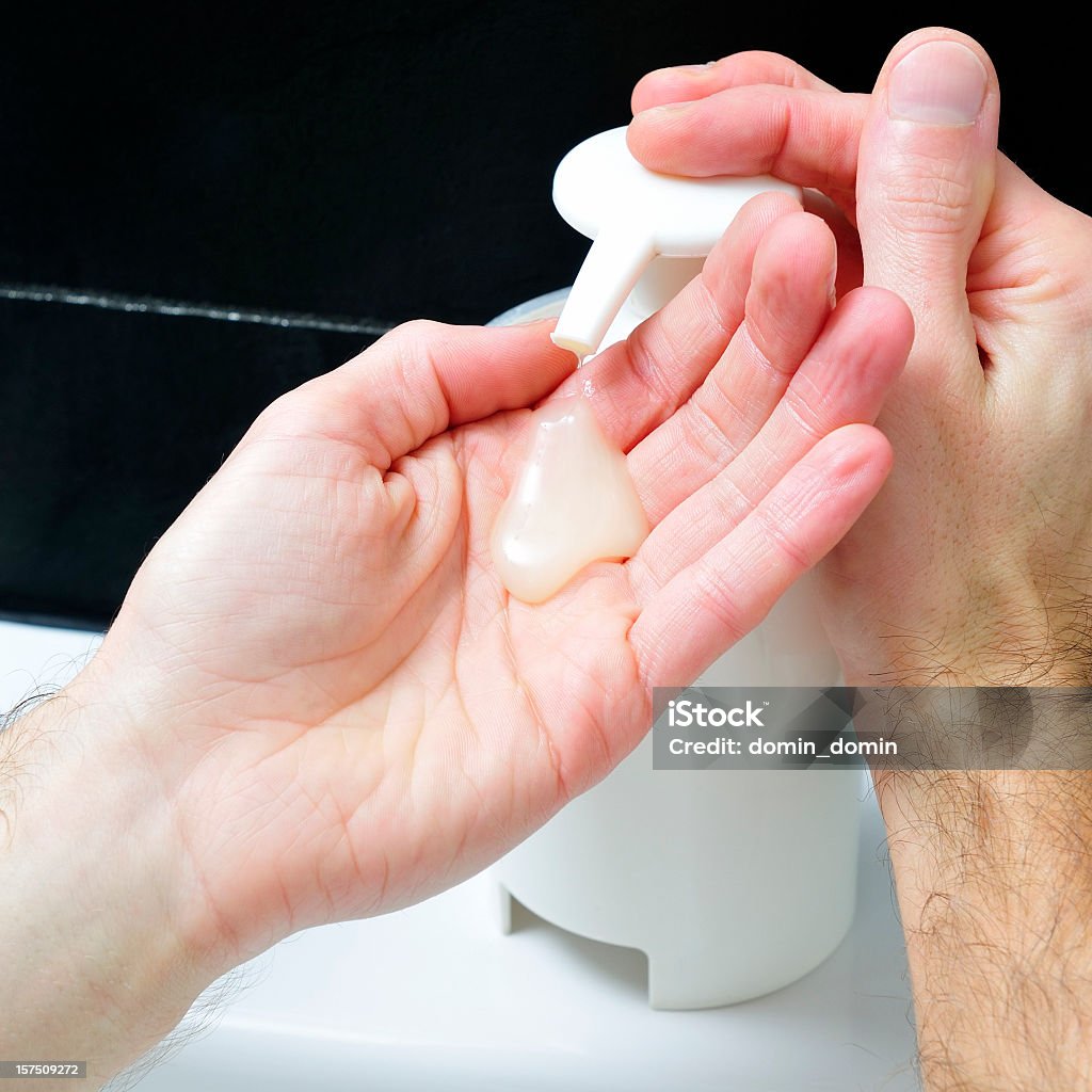 Lavarse las manos, hombre tomando en manos líquido de dispensador de jabón - Foto de stock de Desinfección libre de derechos