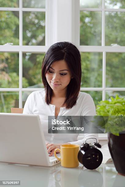 アジアの女性dining 自宅のラップトップコンピューターで勉強 - ノートパソコンのストックフォトや画像を多数ご用意 - ノートパソコン, コンピュータ, 大学生