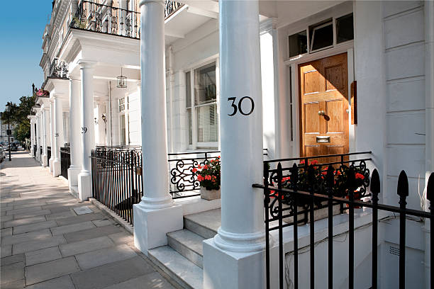 biały edwardian domy, west london - architecture blue colonnade column zdjęcia i obrazy z banku zdjęć