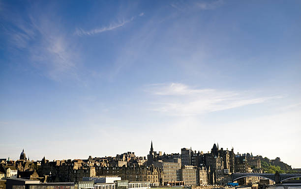 skyline della città vecchia di edimburgo - bridge edinburgh panoramic scenics foto e immagini stock