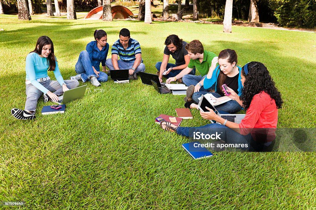 Studiando presso il Campus - Foto stock royalty-free di Ambientazione esterna