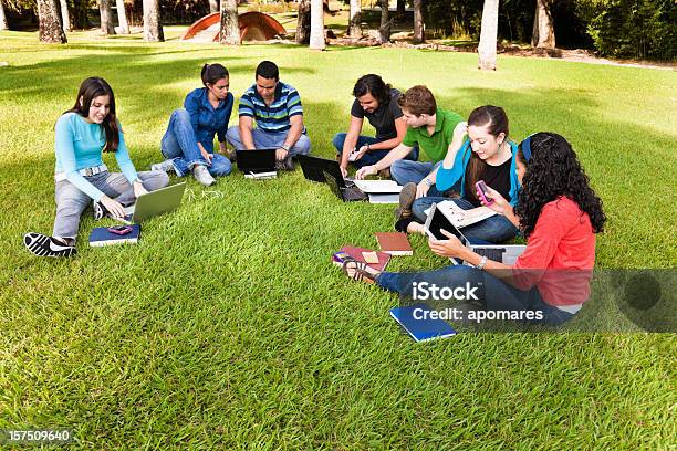 Studiando Presso Il Campus - Fotografie stock e altre immagini di Ambientazione esterna - Ambientazione esterna, Computer portatile, Gruppo di persone