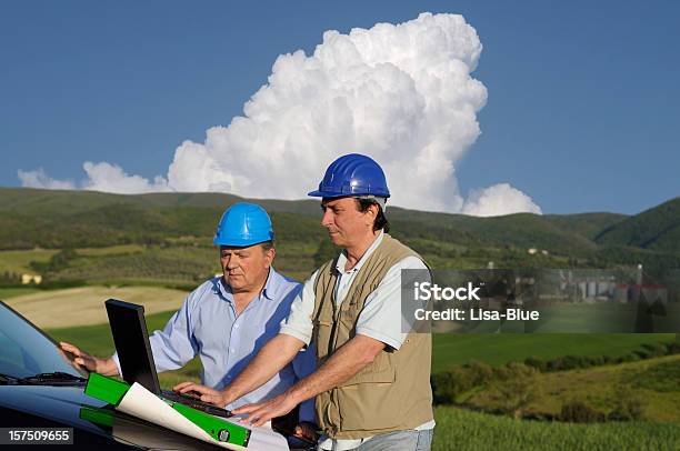 Foto de Dois Engenheiros Planejamento Pc No Campo e mais fotos de stock de 40-44 anos - 40-44 anos, 45-49 anos, Adulto