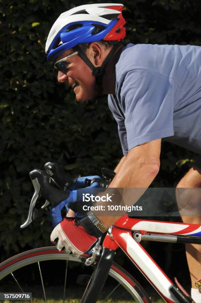 Pasea En Bicicleta Foto de stock y más banco de imágenes de 60-69 años - 60-69 años, Accesorio de cabeza, Actividad