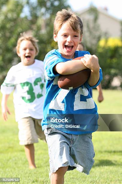 遊ぶサッカー少年 - 6歳から7歳のストックフォトや画像を多数ご用意 - 6歳から7歳, 8歳から9歳, アメフトボール