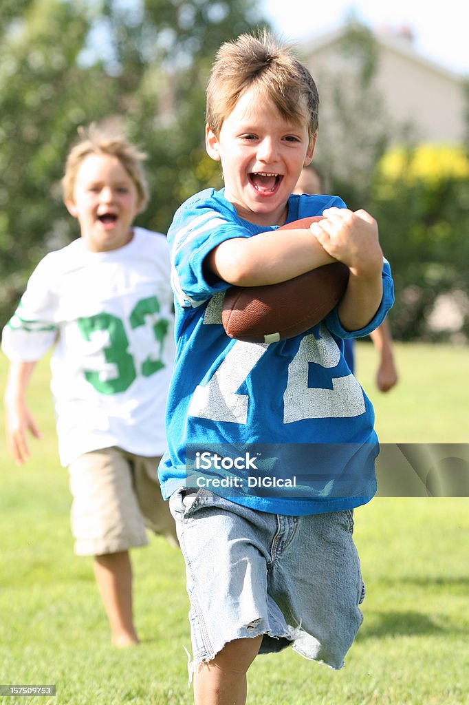 Garotos jogando futebol - Foto de stock de 6-7 Anos royalty-free