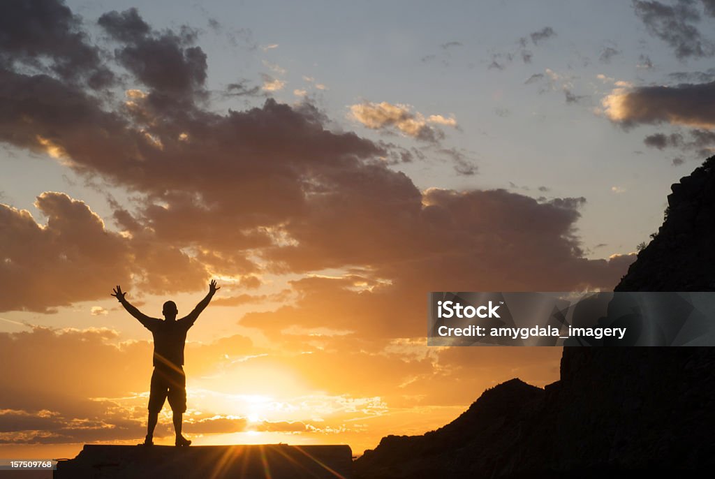 Silueta hombre alzar los brazos en el cielo al atardecer - Foto de stock de Nuevo México libre de derechos