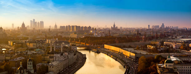 spettacolare panorama della città e fiume di mosca al tramonto dorato - moscow russia russia river panoramic foto e immagini stock