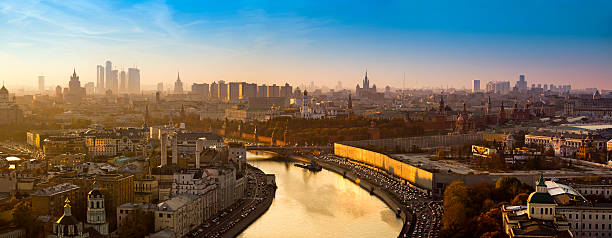 великолепный панорама москва сити с золотой реки на закате - москва стоковые фото и изображения