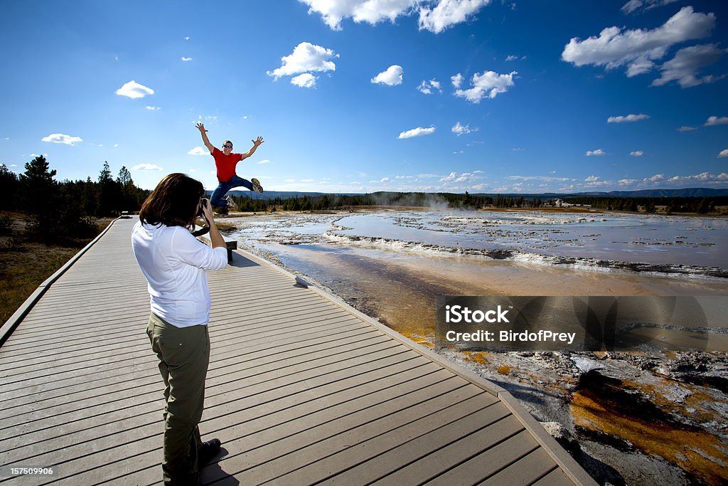 Es divertido en parque nacional de Yellowstone - Foto de stock de 35-39 años libre de derechos