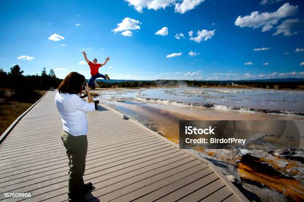 Es Divertido En Parque Nacional De Yellowstone Foto de stock y más banco de imágenes de 35-39 años - 35-39 años, 40-44 años, Adulto