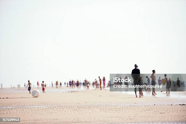 Photo libre de droit de Personnes À La Plage banque d'images et plus d'images libres de droit de Beauté de la nature - Beauté de la nature, Ciel, Destination de voyage