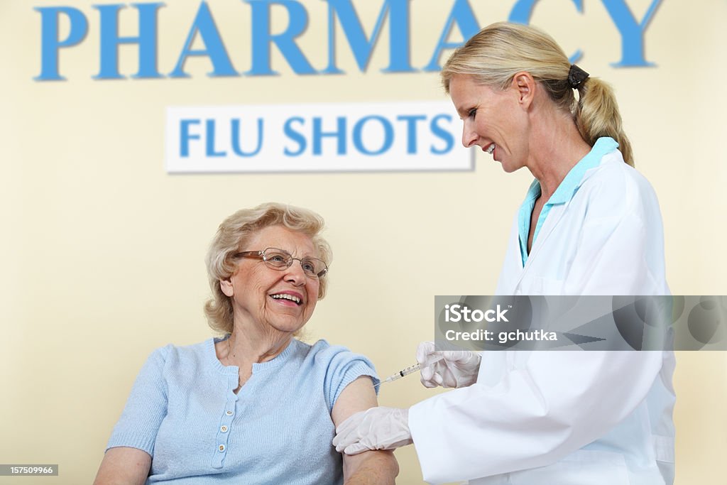 Senior se plan la grippe - Photo de Adulte libre de droits