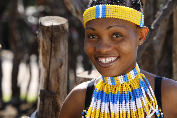 田舎のトライバルズールー族の女性 - south africa zulu bead african descent ストックフォトと画像