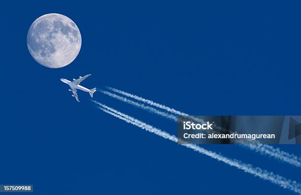 Photo libre de droit de Emmènemoi Sur La Lune banque d'images et plus d'images libres de droit de Surface lunaire - Surface lunaire, Avion, Trainée d'avion