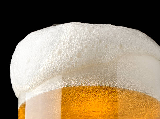 bière et mousse de bière - liquid refreshment drink beer glass photos et images de collection