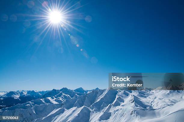 Foto de Montanhas No Inverno e mais fotos de stock de Alpes europeus - Alpes europeus, Azul, Cordilheira