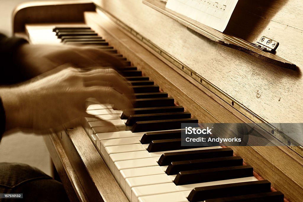 Tocando Piano - Foto de stock de Antiguidade royalty-free