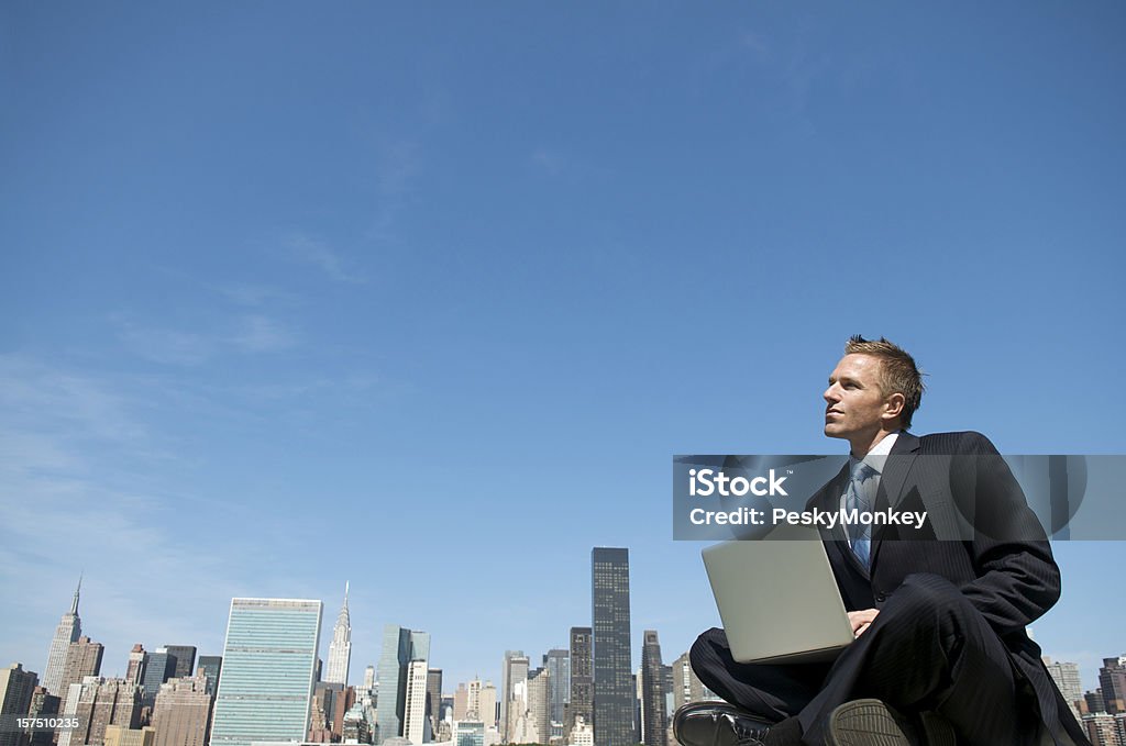 Homme d'affaires séance Employé de bureau de travail avec ordinateur portable en plein air, vue sur la ville - Photo de Homme d'affaires libre de droits