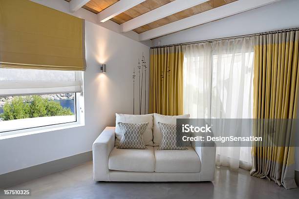 Foto de Villa De Luxoquarto Com Decoração Interior e mais fotos de stock de Amarelo - Amarelo, Artigo de decoração, Assento