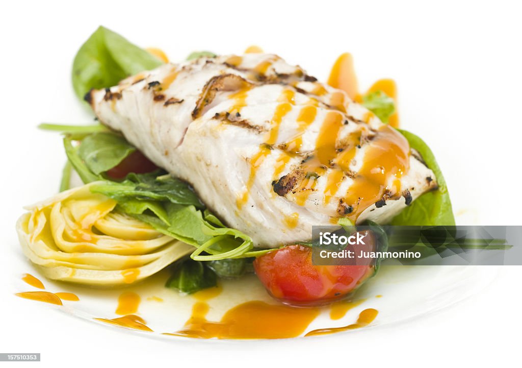Gegrilltes Filet vom Fisch mit Artischocken - Lizenzfrei Große Goldmakrele Stock-Foto