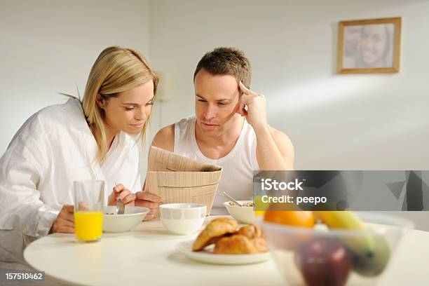 Coppia Durante La Prima Colazione - Fotografie stock e altre immagini di Caffè - Bevanda - Caffè - Bevanda, Giornale, Adulto