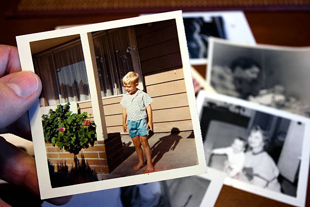 hand, die hält vintage foto von kindern bei der sommer - nostalgie fotos stock-fotos und bilder