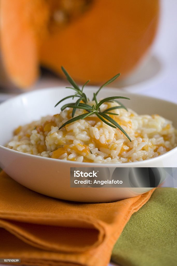Risotto mit einer Kürbis und Rosmarin in einer weißen Schüssel - Lizenzfrei Reis - Grundnahrungsmittel Stock-Foto
