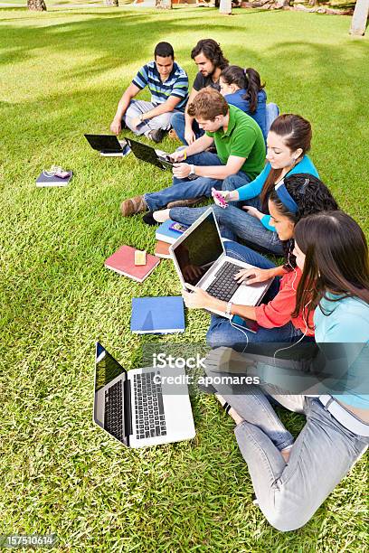 Studieren In Campus Stockfoto und mehr Bilder von Lernen - Lernen, Akademisches Lernen, Im Freien