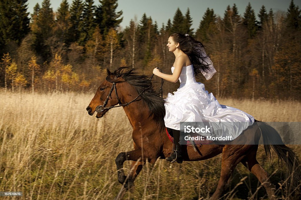 Riding mujer en vestido blanco a caballo - Foto de stock de Actividad libre de derechos