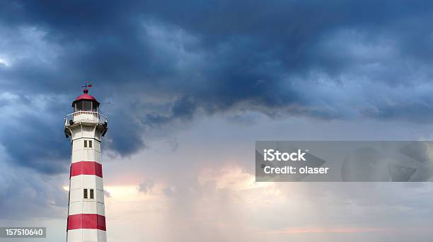Czerwony I Biały Lighthouse Przed Dramatyczne Niebo - zdjęcia stockowe i więcej obrazów Latarnia morska