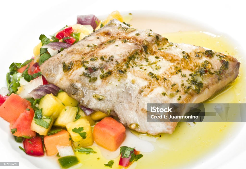 Filet de poisson grillé avec des fruits tropicaux - Photo de Vivaneau libre de droits