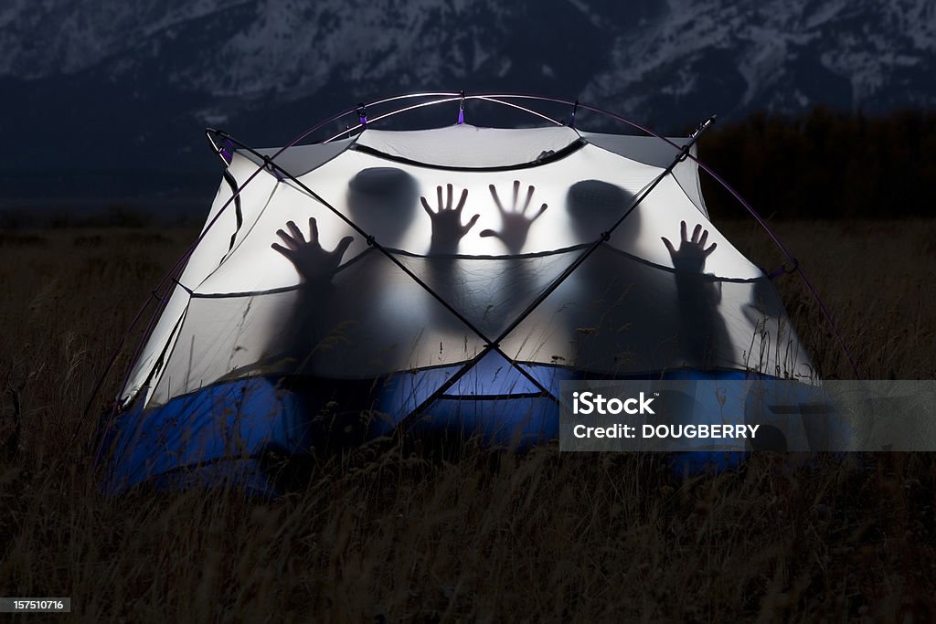 Modelli in una tenda - Foto stock royalty-free di Bambino