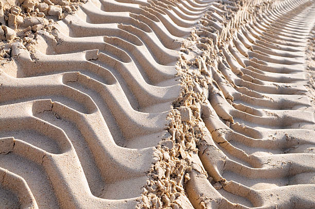 maschine aufdrucke im sand - focus on foreground full frame macro horizontal stock-fotos und bilder