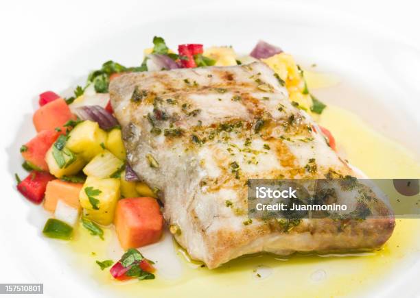 Photo libre de droit de Filet De Poisson Grillé Avec Des Fruits Tropicaux banque d'images et plus d'images libres de droit de Corégone - Corégone, Grillade, Aliment