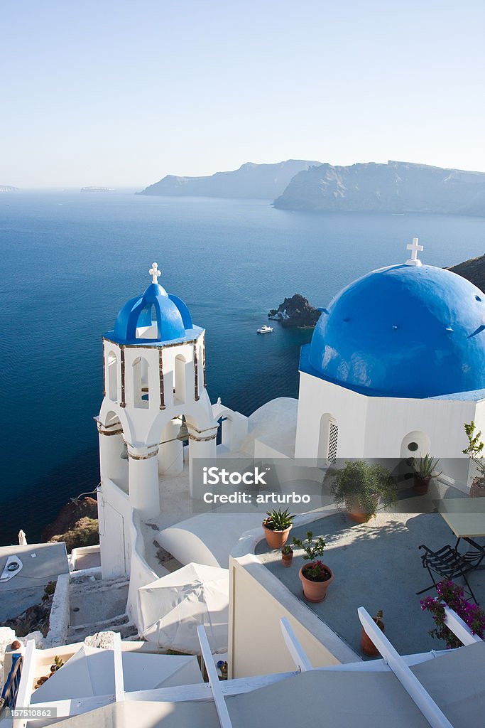 Santorini terraza y las iglesias con cubiertas azules - Foto de stock de Cúpula libre de derechos