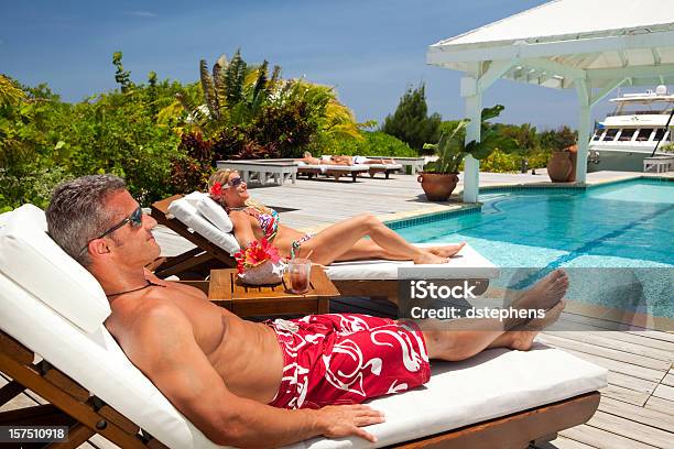 Älteres Paar Genießen Sie Einen Entspannenden Urlaub Am Pool In Luxusresort Stockfoto und mehr Bilder von Männer