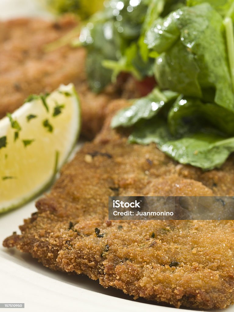 Veau à la milanaise accompagnée de salade - Photo de Aliment libre de droits