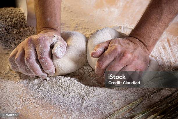 Panettiere Impastare La Pasta - Fotografie stock e altre immagini di Adulto - Adulto, Adulto di mezza età, Adulto in età matura