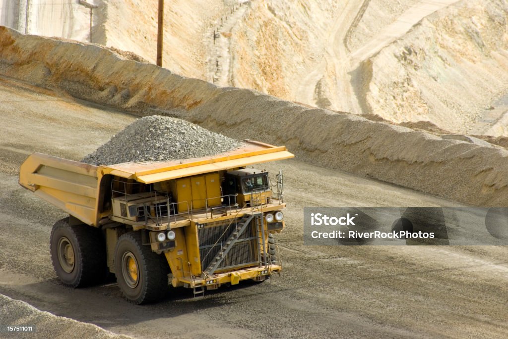 Grande mine de cuivre dumptruck dans l'utah - Photo de Industrie minière libre de droits