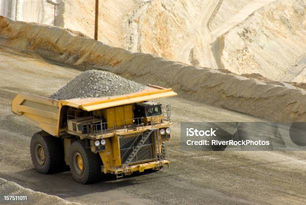 Photo libre de droit de Grande Mine De Cuivre Dumptruck Dans Lutah banque d'images et plus d'images libres de droit de Industrie minière - Industrie minière, Pick-up, Creuser