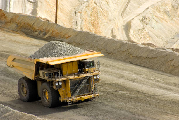 大きな dumptruck ユタ州で銅山 - country road trucking car yellow ストックフォトと画像