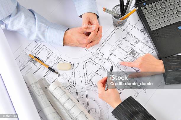 Photo libre de droit de Architecte Est En Consultation Avec Le Client Directement Audessus De Plans De Construction banque d'images et plus d'images libres de droit de Adulte