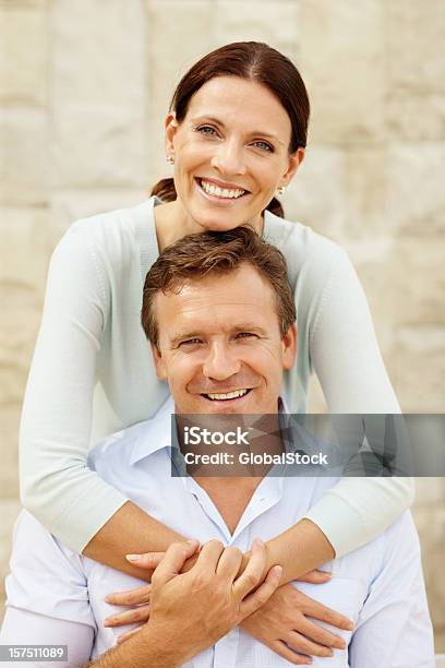 Felice Moglie Abbracciare Il Marito Da Dietro - Fotografie stock e altre immagini di Abbracciare una persona - Abbracciare una persona, Accudire, Adulto